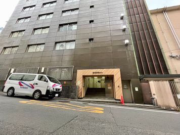 【建物沿い、右手側に正面入口があります】 - TIME SHARING新宿 TIME SHARING新宿8Aの外観の写真