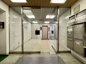 【正面入口から入ってすぐ目の前にエレベーターがあります。８階までお上がりください】 - TIME SHARING新宿 TIME SHARING新宿8Aの外観の写真