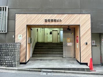 【「東信同和ビル」のサインが目印です】 - TIME SHARING新宿 TIME SHARING新宿8Aの外観の写真