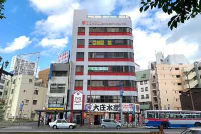 ホテルニュー長崎の向かい側
1階にある居酒屋さんが目印です - コワーキングスペースミナト フロア貸切（1～50名）の外観の写真