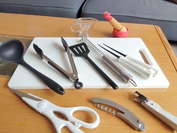 スプレー式の油を含め、たこ焼きグッズもご用意しています。 - エクセルシオール スペース新宿 【新宿三丁目2分】地域最大級120㌅大画面パーティールームの室内の写真