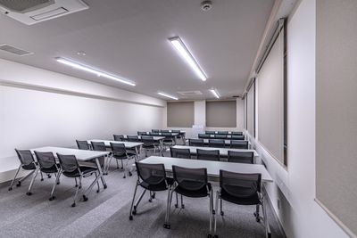 【銀座駅 歩5分】30人規模の会議室✨白壁で日当たりもよく清潔感のある空間🌞✨ - 銀座ユニーク貸会議室7丁目店