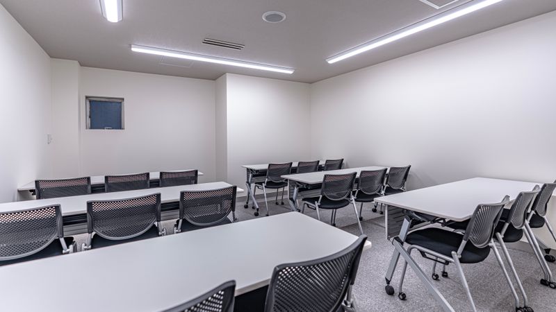 社内ミーティングに★基本レイアウト：スクール型　18名（3名がけ） - 銀座ユニーク貸会議室7丁目店 N306の室内の写真