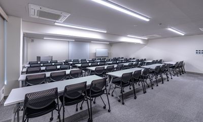 【銀座駅 徒歩5分】60人規模の会議室✨白壁で清潔感のある空間✨プロジェクター類常設で充実した常設備品が魅力的👍✨ - 銀座ユニーク貸会議室7丁目店