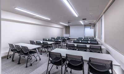 【銀座駅 徒歩5分】30人規模の会議室！日当たり◎白壁で清潔感のある空間🌞プロジェクター類常設で充実した常設備品が魅力的👍✨ - 銀座ユニーク貸会議室7丁目店