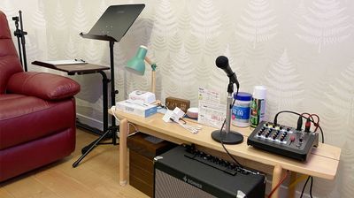 キターアンプ・ミキサー、譜面台、マイクスタンド - レンタルスペース「TYフェアリーリング」 B シアター＆ミュージックルームの室内の写真