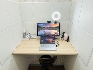BIZcomfort大阪江戸堀 1名用WEB会議専用個室の室内の写真