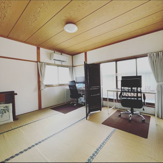 一軒家の2階の一室（約8畳）です。オープンにあたり、エアコンを新設しました。 - CONCATENATE京都 山科西野のワーキングスペース／お仕事、勉強、打ち合わせ等に♪の室内の写真