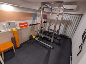 当日予約可ホテル内の完全貸切プライベートジム　フロントスタッフも常駐 タオル無料 トイレ、シャワー - マッスルーム心斎橋