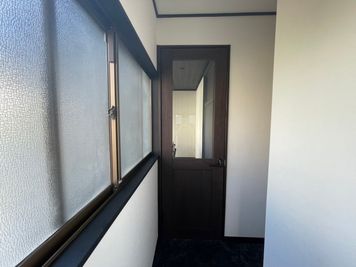 階段を登った正面にある部屋になります。 - きれいな古民家　Kuru96サラダハウス 定員6名レンタルスペースの入口の写真