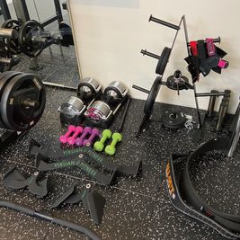 豊富なトレーニンググッズもすべて無料でご利用いただけます。 - スタジオ五軒町 『鏡張り』の多目的に利用できる『防音』スタジオ/スタジオ五軒町の設備の写真