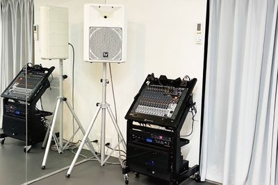 PAスピーカーやミキサーなどの音響設備が無料でご利用いただけます。 - スタジオ五軒町 『鏡張り』の多目的に利用できる『防音』スタジオ/スタジオ五軒町の設備の写真