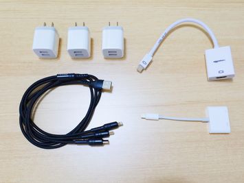 USB充電器、iPhone->HDMI,各種充電ケーブル - TEAM MEETING I SHIBUYA 貸し会議室、レンタルスペース、6名利用可の設備の写真