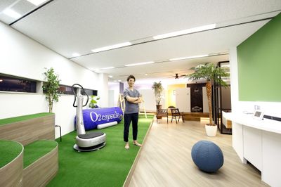 人工芝生 - HIPs[ヒップス] レンタルスタジオ オフィスビルの中にある閑静な空間の室内の写真