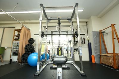 ベンチプレスやスクワットなど様々なトレーニングが可能です。 - MIYAZAKI GYM新宿店 パワーラックのレンタルジム｜①左側の部屋の室内の写真