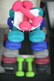 小さいダンベルも揃えております。 - MIYAZAKI GYM新宿店 パワーラックのレンタルジム｜①左側の部屋の設備の写真