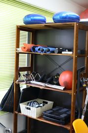 細かいアタッチメント類も豊富です。 - MIYAZAKI GYM新宿店 パワーラックのレンタルジム｜①左側の部屋の設備の写真