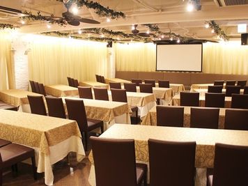 名古屋会議室 ELLE HALL Dining 名古屋駅前店 第1会議室（29〜54名）【室料30%オフ】 の室内の写真