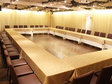 名古屋会議室 ELLE HALL Dining 名古屋駅前店 第1会議室（29〜54名）【室料30%オフ】 の室内の写真