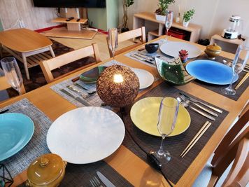 テーブルコーディネートの一例です。プロ仕様のお皿もあり、素敵な食事を演出できます。 - コート渋谷 新年度割引✨最大18名👪55型４K対応TV📺キッチン設備完備の室内の写真