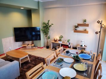 ダイニングテーブルから見た部屋の景色です。 - コート渋谷 新年度割引✨最大18名👪55型４K対応TV📺キッチン設備完備の室内の写真