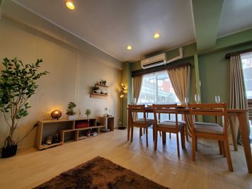 ソファーからの部屋の景色です。 - コート渋谷 新年度割引✨最大18名👪55型４K対応TV📺キッチン設備完備の室内の写真