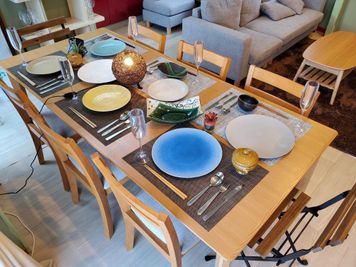 テーブルコーディネートの一例です。プロ仕様のお皿もあり、素敵な食事を演出できます。 - コート渋谷 新年度割引✨最大18名👪55型４K対応TV📺キッチン設備完備の室内の写真