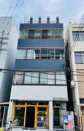 KONA　TENMABASHI

施設3階に当スタジオがございます。 - D-UNIVERSE STUDIO ダンススタジオの外観の写真
