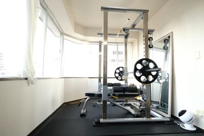 高品質なTUFF STUFFのパワーラックです。ラットプルやロープーリーに使える上下のケーブルも付いています。 - MIYAZAKI GYM西荻窪店 完全個室で設備充実のレンタルジムの室内の写真