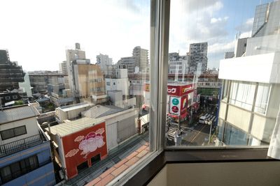 窓からの景色です。 - MIYAZAKI GYM西荻窪店 完全個室で設備充実のレンタルジムの室内の写真
