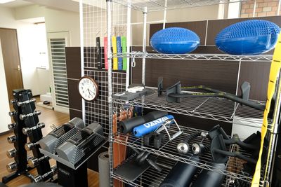 様々なアタッチメント、備品が充実。 - MIYAZAKI GYM西荻窪店 完全個室で設備充実のレンタルジムの室内の写真