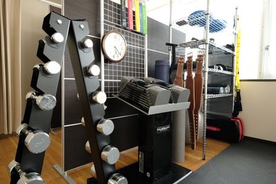 1㎏～6㎏の個別ダンベルもございます。 - MIYAZAKI GYM西荻窪店 完全個室で設備充実のレンタルジムの室内の写真