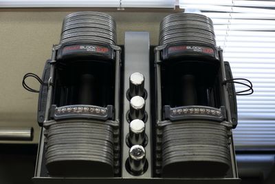 ダンベルは41㎏まで1～2㎏ずつ調整できるパワーブロックです。 - MIYAZAKI GYM池袋店 個室のレンタルジムパワーラック左側の部屋①の設備の写真