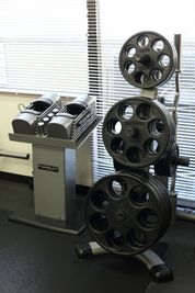 プレートは全て付けると約200キロあります（バー含む）10㎏のバーも2種類あります。 - MIYAZAKI GYM池袋店 個室のレンタルジムパワーラック左側の部屋①の設備の写真