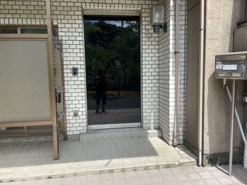 入り口はガラス扉です。キーボックスがぶら下がっている扉は入り口ではございません。 - ハイツシマ 楽器練習、ヨガ、簡単なダンスや体操、発声練習などにの入口の写真