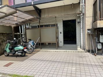 入り口手前は駐車場で主に日中は車がとまってますので、扉を開ける際には車に当たらないように細心の注意をお願いします。自転車及び原付バイクは３台まで使用可能。 - ハイツシマ 楽器練習、ヨガ、簡単なダンスや体操、発声練習などにの外観の写真