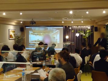 シームレスなオンラインイベントやセミナーが可能です。 - TSUNAGARU SPACE（ ツナガルスペース） 会議・セミナー利用多数のデザイナーズレンタルスペースの室内の写真
