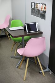 カウンセリングも行えるテーブルと椅子がございます。 - MIYAZAKI GYM池袋店 個室のレンタルジム-スミスマシンの部屋③の設備の写真