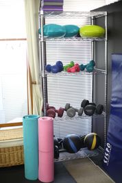 様々な備品が充実。 - MIYAZAKI GYM池袋店 個室のレンタルジム-スミスマシンの部屋③の設備の写真