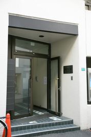 建物の入り口写真です。 - MIYAZAKI GYM池袋店 個室のレンタルジム-スミスマシンの部屋③の外観の写真