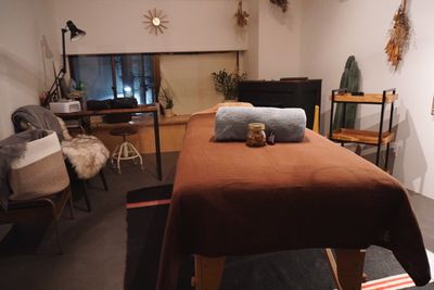 施術ベッドあります。 - 季ららYokohama 完全個室プライベートサロン（面貸し・マッサージ・撮影）の設備の写真