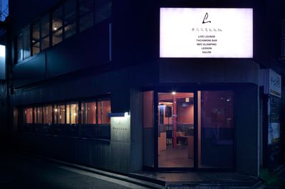 夜の1Fエントランス。
関内駅から徒歩3分。 - 季ららYokohama 完全個室プライベートサロン（面貸し・マッサージ・撮影）の入口の写真