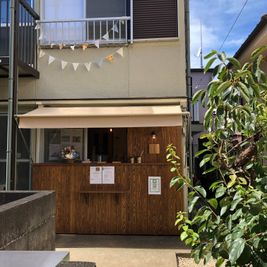 建物の右側からお進みいただくと玄関があります。靴を脱いで2階へお上がりください。 - ハニカムステージ　レンタルスペース レンタルスペースの入口の写真