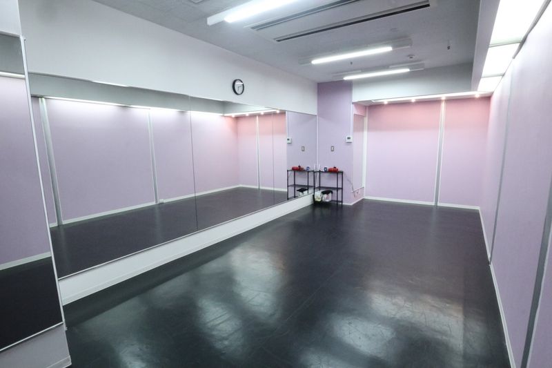 スタジオ内部です。
薄むらさきの壁が動画映えします♪ - QueeNダンススクール　梅田スタジオ インスタ映えダンススタジオ！の室内の写真