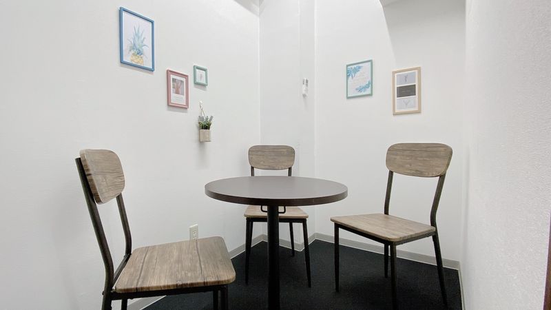 Colormell（カラメル）横浜西口店 D室 - ブルー［〜3名］の室内の写真