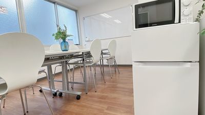 冷蔵庫
電子レンジ - Colormell（カラメル）銀座店 会議・デスクワーク専用🉐プラン［〜15名］の室内の写真