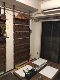 荷物がかけられます。※耐荷重5キロですので、重い荷物は床に置いて下さい。 - Rental Space DECO 御徒町＆新御徒町 🌈1名様限定＆✨遮光スクリーンで映画館気分！設備沢山！の室内の写真