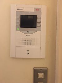 エントランスモニターになります。カギを持っていない方には、コチラで開錠を行います。 - Rental Space DECO 御徒町＆新御徒町 🌈1名様限定＆✨遮光スクリーンで映画館気分！設備沢山！の室内の写真