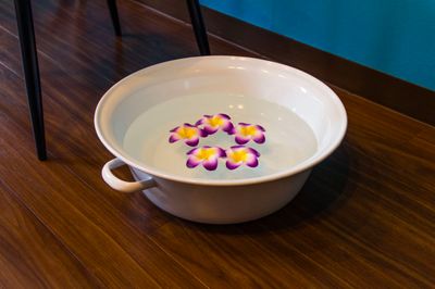 フットバス用のサロンボウルをご用意致しました。野田琺瑯のホーローボウルでございます。 - レンタルサロン&ヒーリング・クロエ横浜駅前の設備の写真