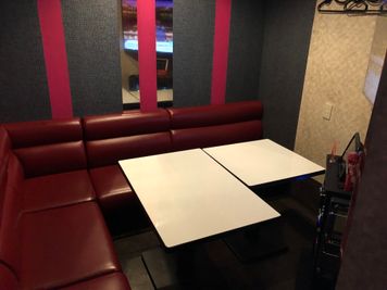 カラオケビッグエコー　田町三田口駅前店			 《2～4名用》会議・打ち合わせ用ルーム【サイズS】の室内の写真